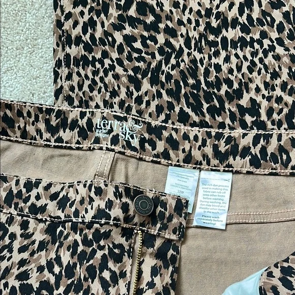Terra & Sky Stretch Denim Animal Print Pants NWT Plus 22W - Picture 3 of 10